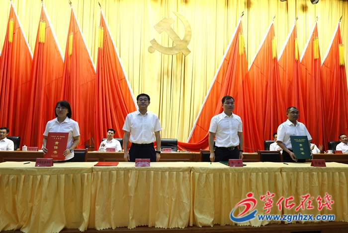 縣委、縣政府與各鄉(xiāng)（鎮(zhèn)）簽訂2025年平安建設(shè)、生態(tài)環(huán)境保護目標(biāo)責(zé)任書