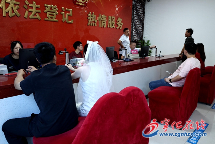 寧化：七夕佳節愛意濃 新人領證定格幸福