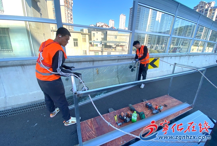 寧化公路分中心全面更換破損玻璃聲屏障