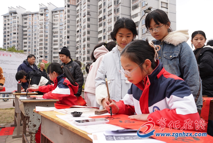 城南鎮(zhèn)：寫春聯(lián)送祝福 賞年畫過大年