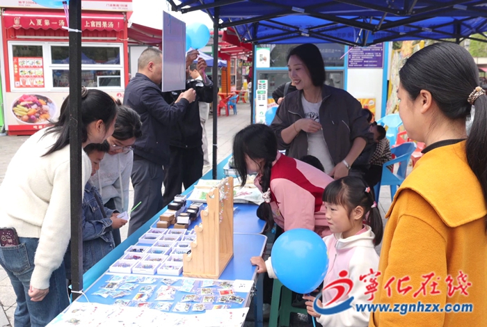 寧化：愛(ài)心義賣(mài)情暖孤獨(dú)癥兒童