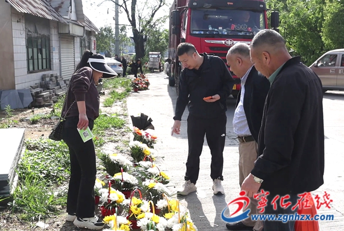 寧化：鮮花寄哀思 新風潤清明