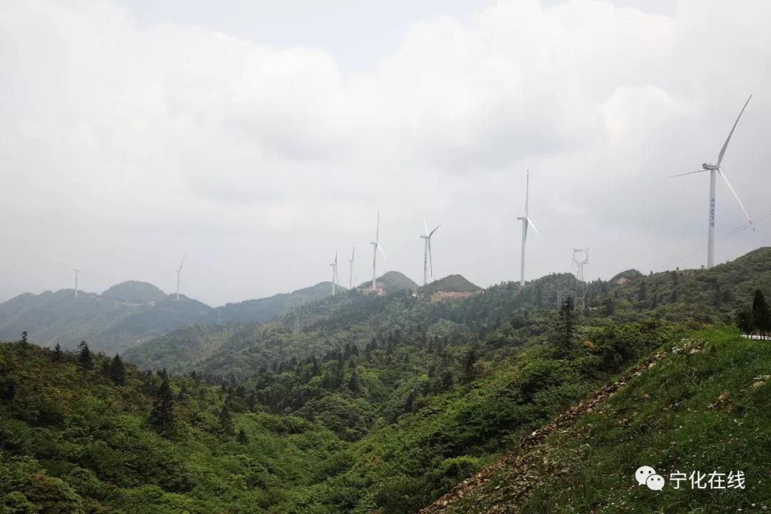 白云深處大風車發電啦！