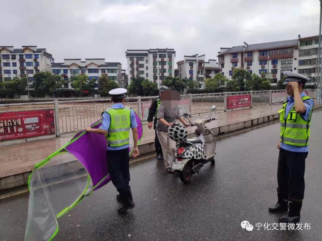 摩托車上裝遮陽傘……還有這行為，寧化交警都在嚴查！