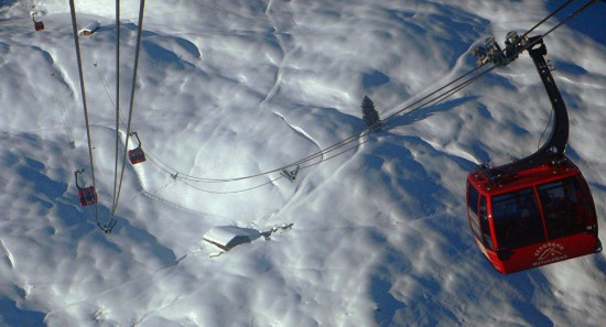 瑞士阿爾卑斯山度假區強降雪造成1至2萬人被困