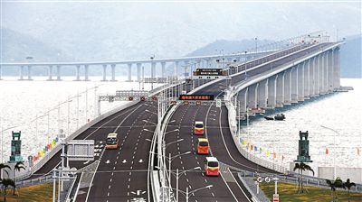 港珠澳大橋通車首日運營順暢