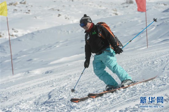 新疆千米落差滑雪場迎來首滑