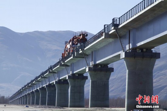 拉林鐵路最長橋梁正式鋪軌