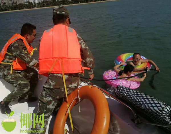 事發(fā)三亞!兩名游客套著泳圈下海游泳 結(jié)果被海浪越卷越遠(yuǎn)