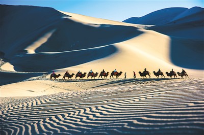 萬名游客大漠駝背上度春節(jié)