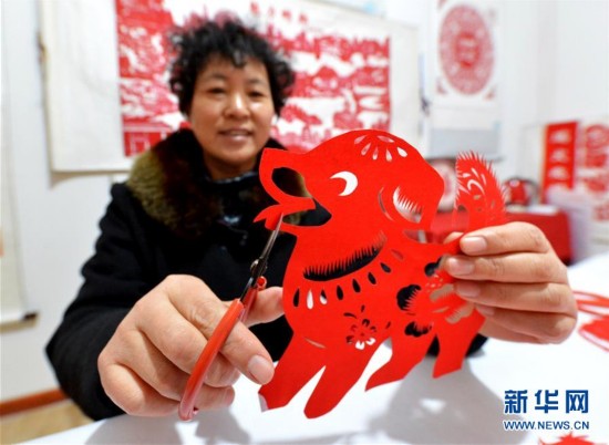 剪“百狗” 迎新春