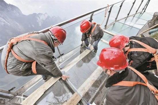 張家界天門山玻璃棧道更換玻璃