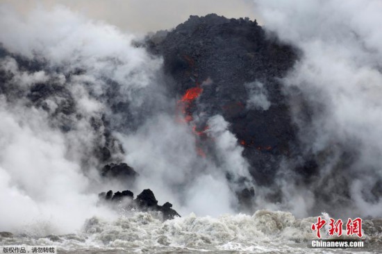 原標(biāo)題：夏威夷火山熔巖奔涌入海 場(chǎng)面壯觀煙霧升騰