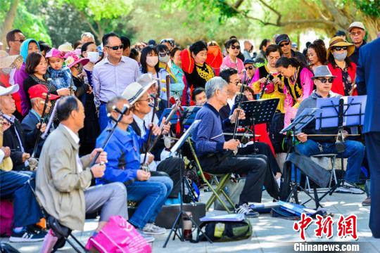 敦煌莫高窟浴佛節：民眾燒香禮佛祈福