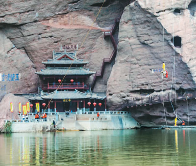 到龍虎山看懸棺表演