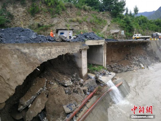 強降雨致甘肅隴南路基發生垮塌