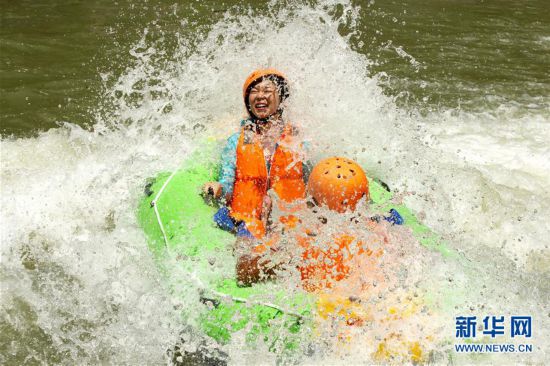 穿行峽谷間 漂流健身樂