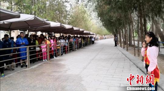 敦煌莫高窟“小小講解員”：弘揚敦煌文化 舒緩游客情緒