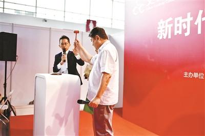 單霽翔簽名本《故宮日歷》 拍出一萬八