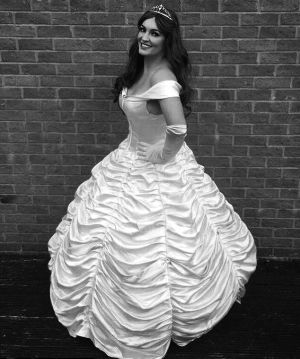 英母親扮迪士尼公主獲高薪