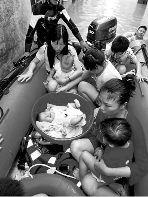 廣東暴雨成災 Ⅳ級響應啟動 消防員潛水用盆運送兒童