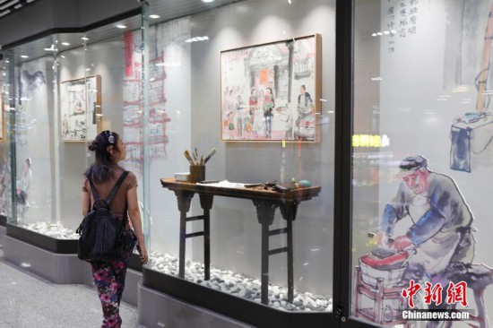 民眾在地鐵站內重溫“上海屋檐下”里弄風情