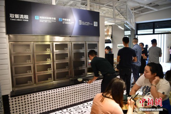 云南首家智慧餐廳亮相昆明 一部手機完成就餐全流程