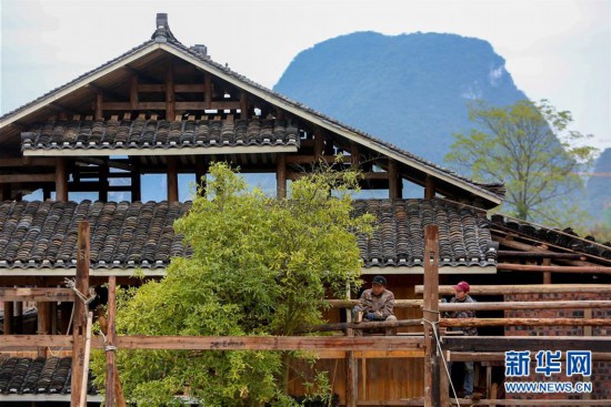 廣西融水：“打包”搬遷 苗寨起“新”樓