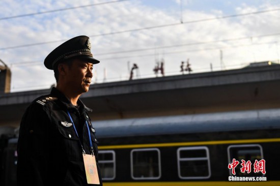 31載春運(yùn) 老鐵警退休前站好最后一班崗