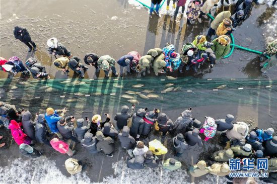 （社會）（3）內(nèi)蒙古雪原上的冬捕