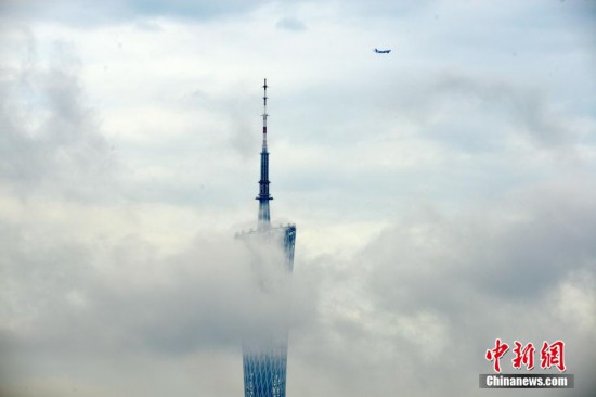 廣州雨后濃霧纏繞“小蠻腰”