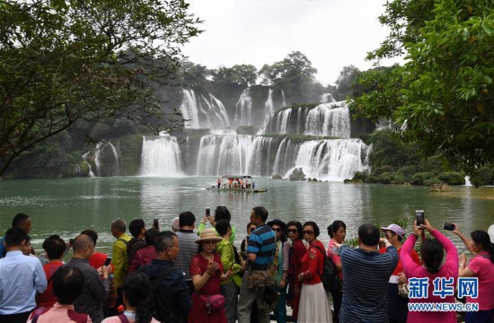 廣西：德天瀑布迎客來