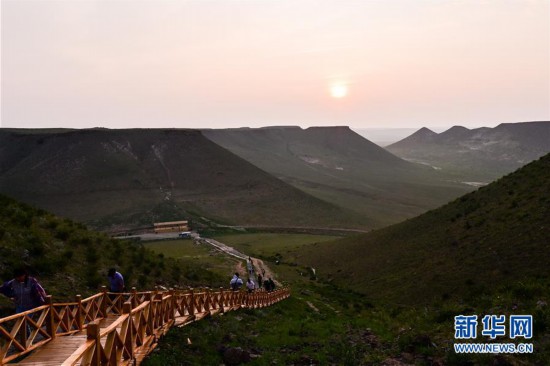 草原上的平頂山