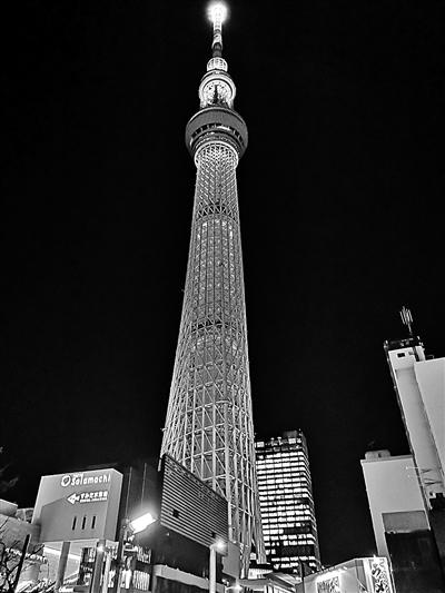 東京地標建筑晴空塔亮燈支持中國抗擊疫情