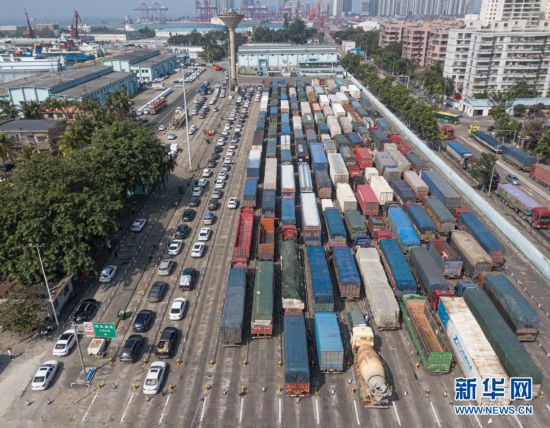 ?？冢涵傊莺{間歇性開停航 旅客車輛有序進出島