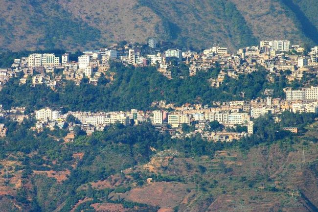 云南一市“長見識了”，建于山脊之上，全城僅有一個紅綠燈！