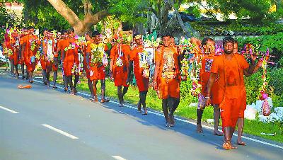 印度人徒步百公里挑擔(dān)水