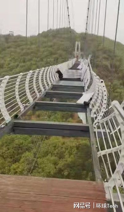 吉林一景區高空棧道玻璃掉落 男子被困半空中瑟瑟發抖